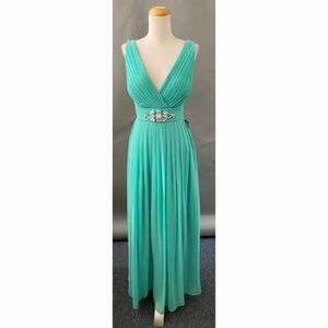 Sleeveless pleated flowy dress
